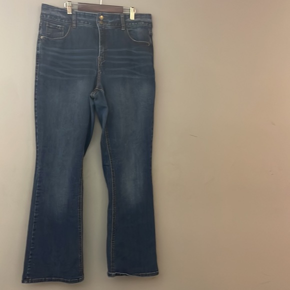 Lane Bryant like new 18R bootcut style w/ tight tummy technology! Great fitting! - Picture 4 of 4